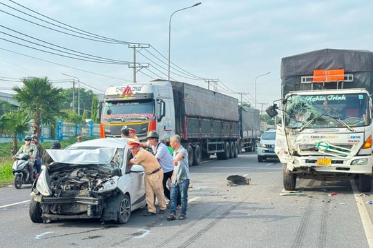 Đồng Nai: Tai nạn liên hoàn, xe tải lật nhào tông vào nhiều xe khác