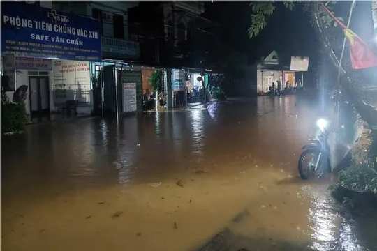 Mưa lũ cuốn trôi 2 anh em ruột, ngập sâu nhiều nơi