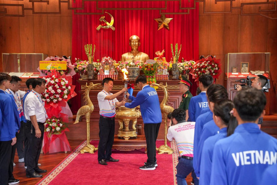 Rước đuốc khai mạc Đại hội Thể thao học sinh Đông Nam Á lần thứ 13
