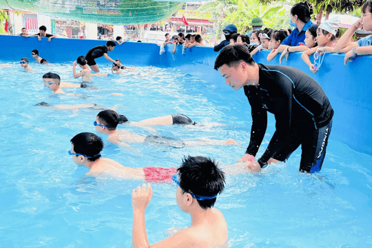 Tổ chức dạy bơi an toàn, phòng, chống đuối nước cho học sinh