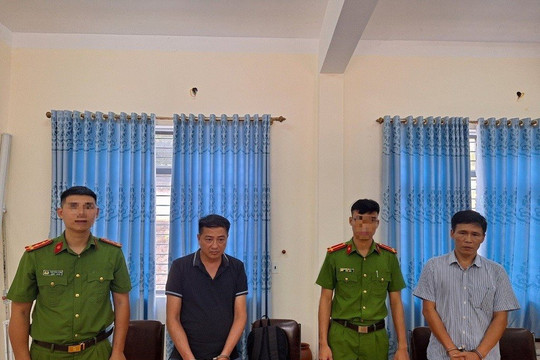 Hiệu trưởng lập khống hồ sơ, lạm thu tiền học sinh miền núi