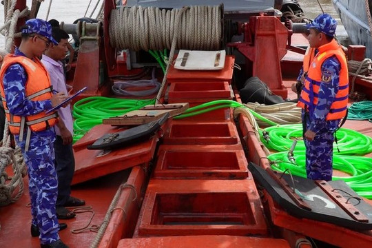 Bắt giữ tàu vận chuyển trái phép 200.000 lít dầu DO