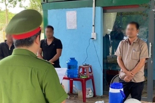 Phó Giám đốc chỉ đạo nhân viên khai thác cát vượt công suất cho phép