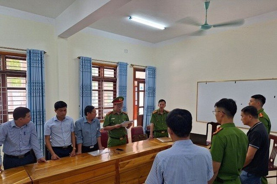 Nguyên Hiệu trưởng và Kế toán lập khống hồ sơ, chiếm đoạt tiền
