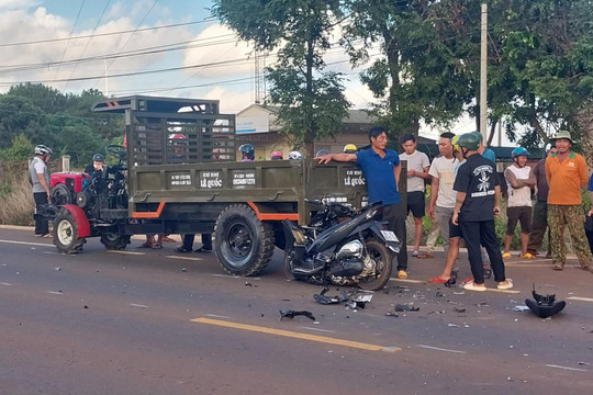 2 thanh niên đi xe máy tông vào đuôi xe công nông dẫn đến tử vong