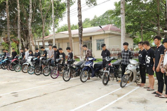 Tạm giữ 20 thanh niên gây rối trật tự công cộng