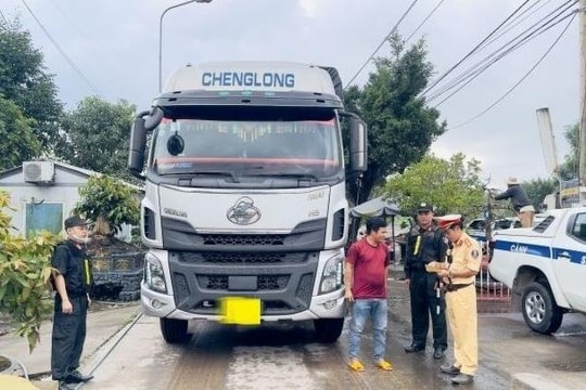 Có thể xuất trình giấy phép lái xe trên VNeID thay cho giấy tờ bản cứng khi tham gia giao thông