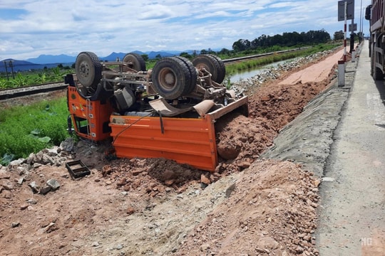 Xe ben chở đất lật ngửa bên Quốc lộ 1