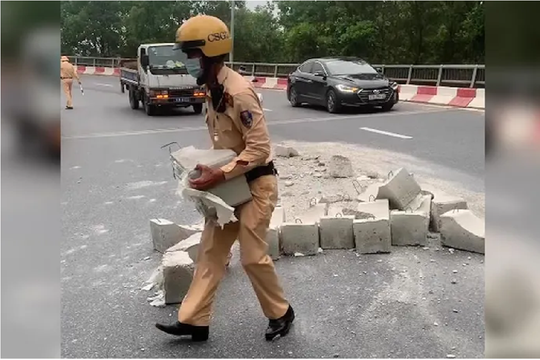 Hà Nội: Truy tìm xe làm rơi hàng chục khối bê tông xuống Quốc lộ 1B