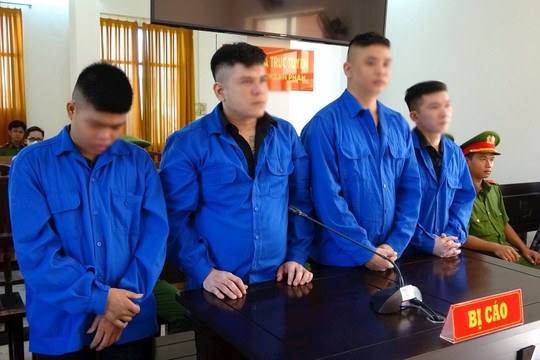Suýt mất mạng vì phát loa rao bán tôm với giá rẻ