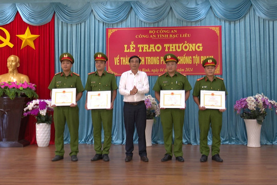 Bạc Liêu: Khen thưởng Công an huyện Hòa Bình về thành tích khám phá nhanh vụ cướp giật tài sản