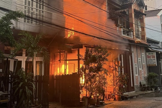 Đồng Nai: Ngôi nhà bốc cháy dữ dội, nhiều tài sản bị thiêu rụi