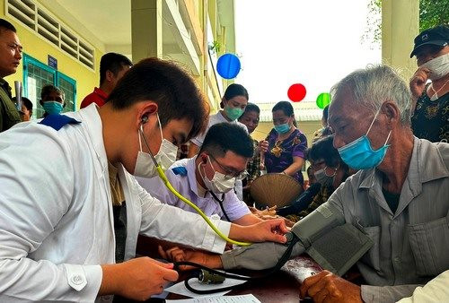 Vận động hàng ngàn tỷ đồng chăm sóc y tế cho bệnh nhân nghèo