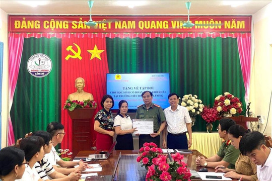 Phú Thọ: Trao tặng gần 6.000 vé bơi miễn phí cho các trẻ em có hoàn cảnh khó khăn