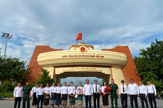 Đón đoàn TAND miền Trung (Lào) tại cửa khẩu Lao Bảo