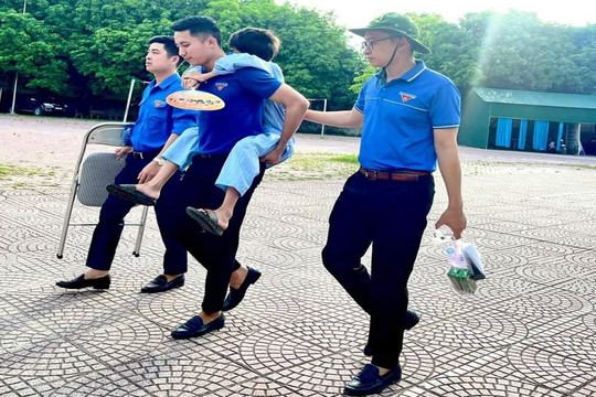 Vừa mổ ruột thừa, nam sinh được đội thanh niên cõng vào phòng thi