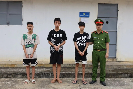 Cậy nhà, nhóm "trống choai" vác đao kiếm chặn đường lấy tài sản