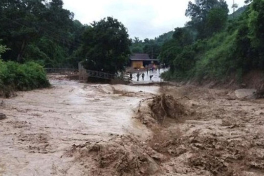 Xe ô tô bán tải bị lũ cuốn, hai người may mắn thoát nạn