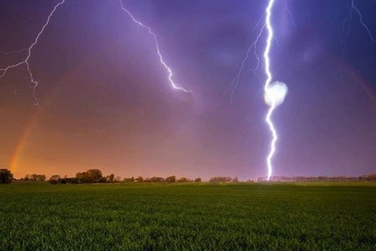 Một người bị sét đánh nguy kịch ở Hà Nội
