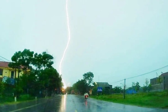 Hơn 7.000 lượt sét đánh xuống mặt đất chỉ trong 3 giờ đồng hồ