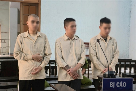 Tàng trữ, mua bán trái phép vũ khí quân dụng