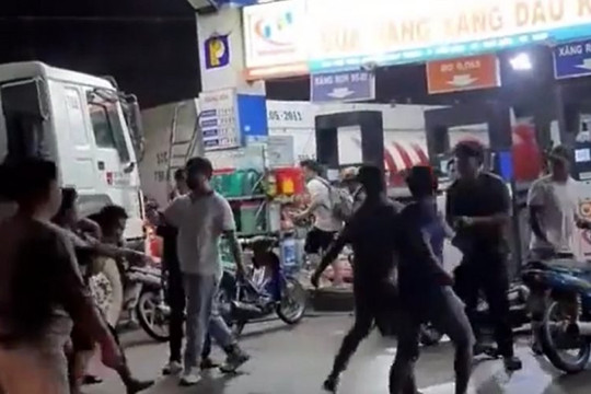 Video lái xe tải mang hung khí “phục thù” nhân viên cây xăng