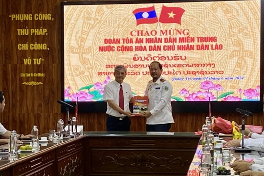 Đoàn TAND miền Trung Lào thăm và làm việc với TAND cấp cao tại Đà Nẵng