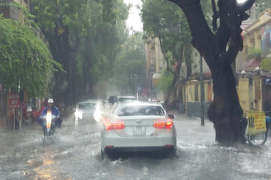 Hà Nội: Mưa xối xả, sấm sét dữ dội, ngập lụt, ùn tắc cục bộ
