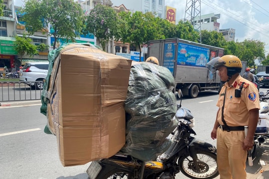 Tài xế chở hàng cồng kềnh: Vì mưu sinh nên phải chạy liều