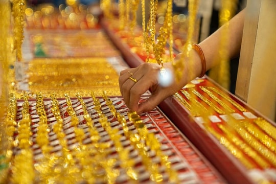 Giá vàng hôm nay 6/6: SJC chỉ còn đắt hơn thế giới 4 triệu đồng