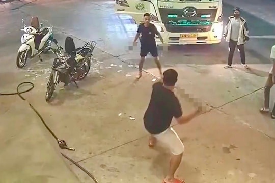 Dùng hung khí tấn công nhân viên trạm xăng