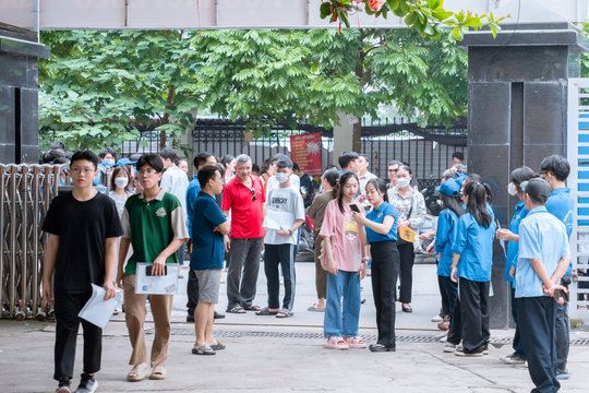 Thi tốt nghiệp THPT 2024: Sáng nay, thí sinh làm bài thi tổ hợp