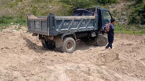Bắt quả tang 2 đối tượng khai thác khoáng sản trái phép