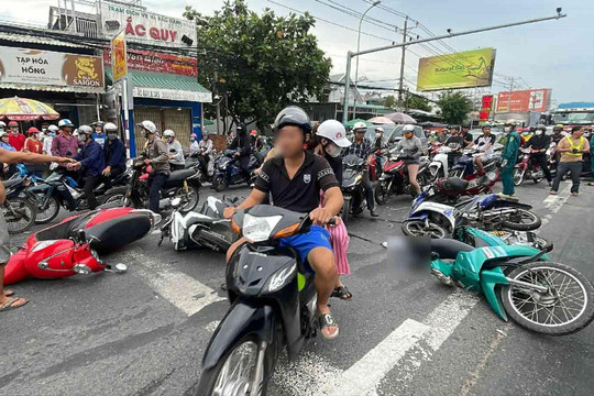 Long An: Xe khách va chạm liên hoàn 8 xe máy