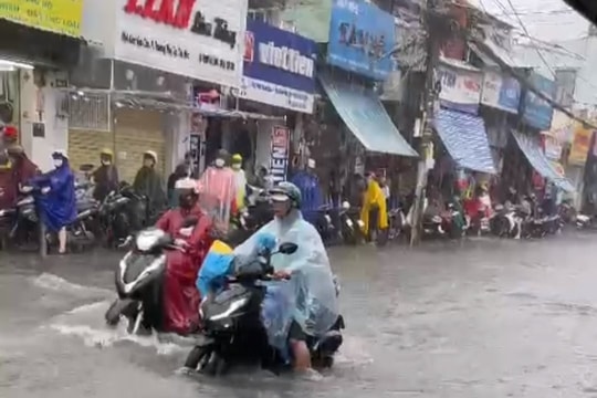 Mây đen bao phủ TP.HCM, nhiều nơi mưa lớn