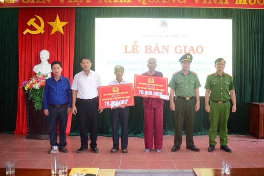 Trao tặng 210 triệu đồng sửa chữa nhà thờ cúng liệt sỹ