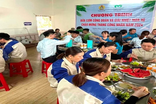 Niềm vui từ bữa cơm công đoàn