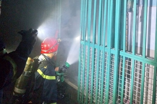 Cứu 4 người khỏi vụ cháy nhà lúc rạng sáng