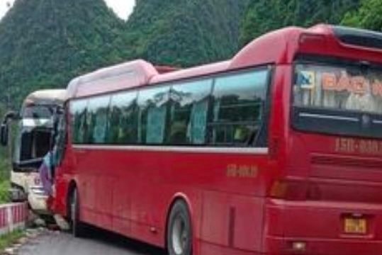 Hai xe khách đối đầu tại Cát Bà, nhiều người thương vong
