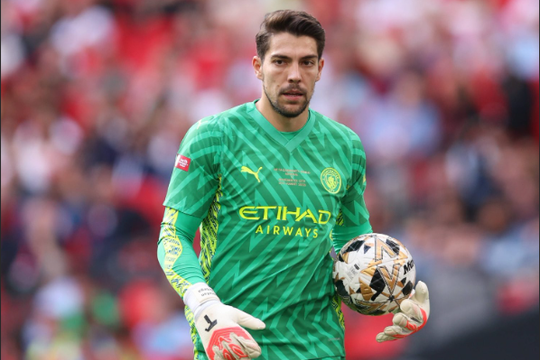 Thủ thành Stefan Ortega ở lại Man City đến 2026