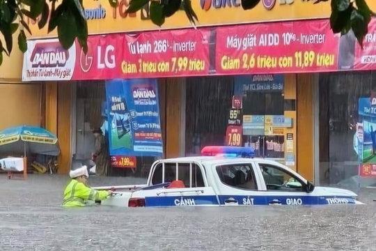 Quảng Ninh: "Đường biến thành sông" do mưa lớn kéo dài