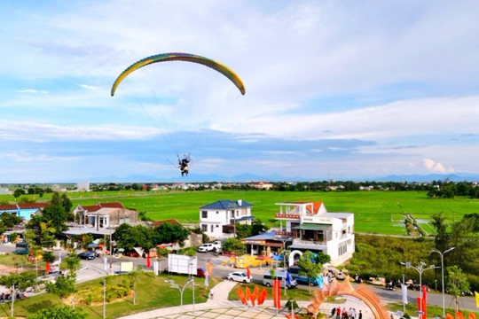 Khám phá dù lượn trên phá Tam Giang