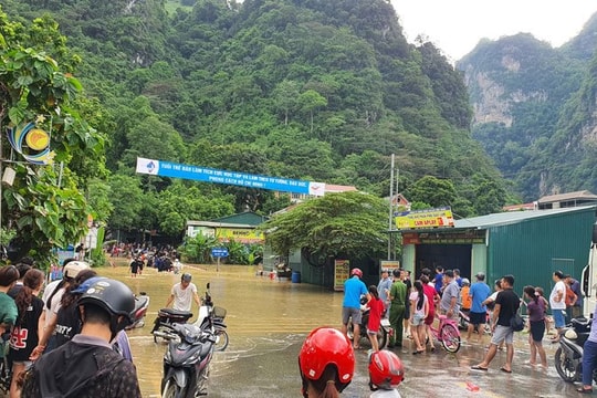 Nước sông Gâm dâng cao trên báo động 3, nhiều nơi ở Cao Bằng bị ngập sâu
