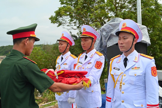 Khánh thành cột cờ Tổ quốc trên đảo Thanh Lân