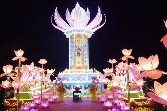 Rực rỡ đêm hội Hoa đăng tại Festival Huế 2024