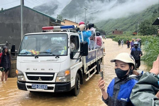 Hà Giang: CSGT đưa 400 du khách nước ngoài vượt lũ an toàn