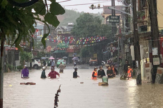 Mưa như trút khiến một số khu vực Hà Giang ngập sâu