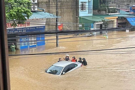 Nhiều khu vực tại thành phố Hà Giang chìm trong biển nước