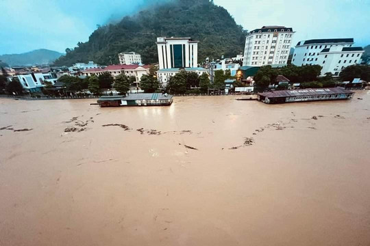 Lũ sông Lô vượt báo động 3, người dân TP. Hà Giang ứng phó mưa lũ