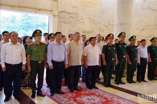 Chủ tịch nước Tô Lâm dâng hương tại Đền thờ Chủ tịch Hồ Chí Minh